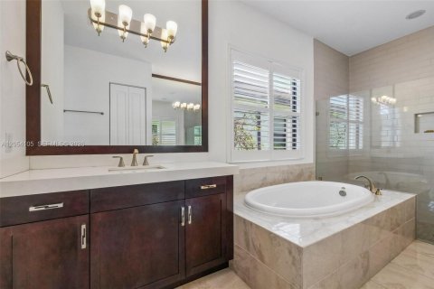 House in Pembroke Pines, Florida 3 bedrooms, 224.92 sq.m. № 2180103 - photo 11