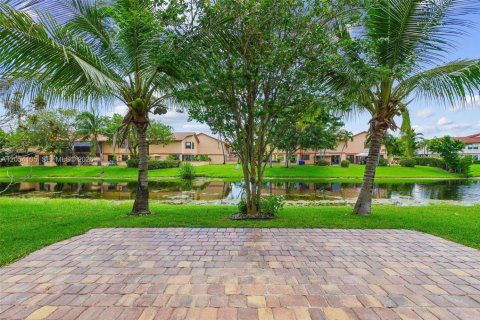 House in Pembroke Pines, Florida 3 bedrooms, 224.92 sq.m. № 2180103 - photo 21