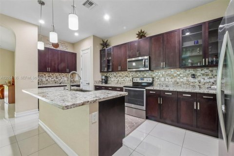 House in Pembroke Pines, Florida 3 bedrooms, 224.92 sq.m. № 2180103 - photo 3