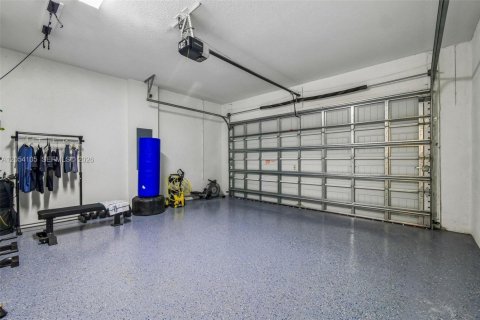 House in Pembroke Pines, Florida 3 bedrooms, 224.92 sq.m. № 2180103 - photo 20