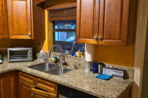 Villa ou maison à louer à Miami Gardens, Floride: 3 chambres, 172.33 m2 № 2257246 - photo 3