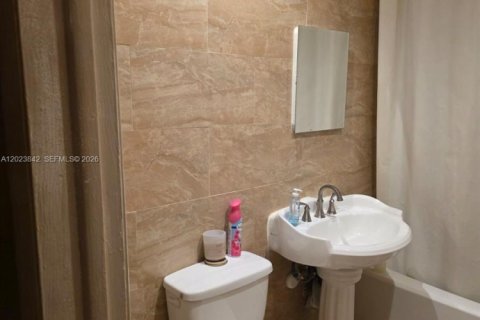 Villa ou maison à louer à Miami Gardens, Floride: 3 chambres, 172.33 m2 № 2257246 - photo 12