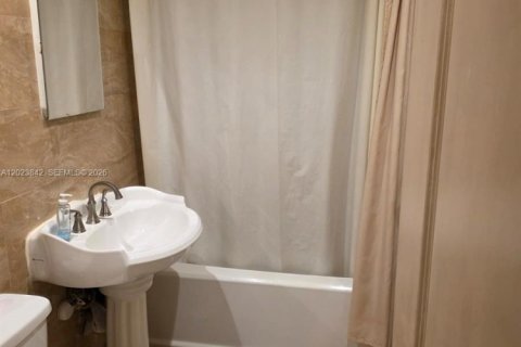 Villa ou maison à louer à Miami Gardens, Floride: 3 chambres, 172.33 m2 № 2257246 - photo 11