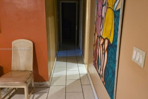 Villa ou maison à louer à Miami Gardens, Floride: 3 chambres, 172.33 m2 № 2257246 - photo 5