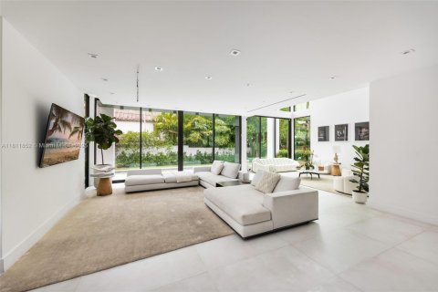 House in Miami Beach, Florida 5 bedrooms, 377.37 sq.m. № 1772697 - photo 18