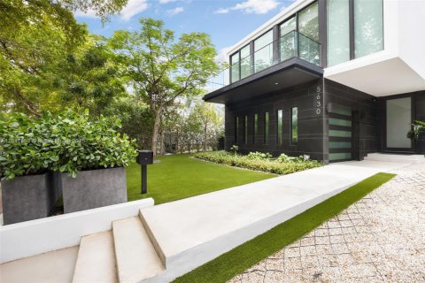 House in Miami Beach, Florida 5 bedrooms, 377.37 sq.m. № 1772697 - photo 7