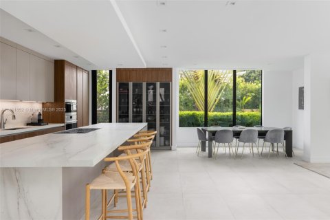 House in Miami Beach, Florida 5 bedrooms, 377.37 sq.m. № 1772697 - photo 23