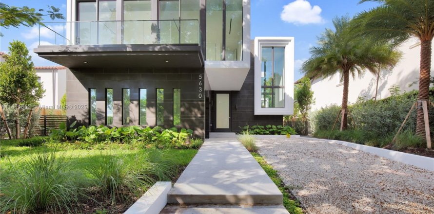House in Miami Beach, Florida 5 bedrooms, 377.37 sq.m. № 1772697