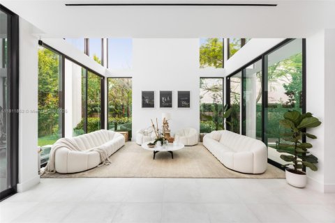 House in Miami Beach, Florida 5 bedrooms, 377.37 sq.m. № 1772697 - photo 15