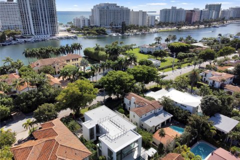 House in Miami Beach, Florida 5 bedrooms, 377.37 sq.m. № 1772697 - photo 10