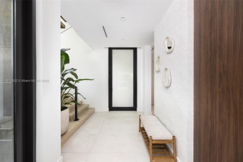House in Miami Beach, Florida 5 bedrooms, 377.37 sq.m. № 1772697 - photo 11