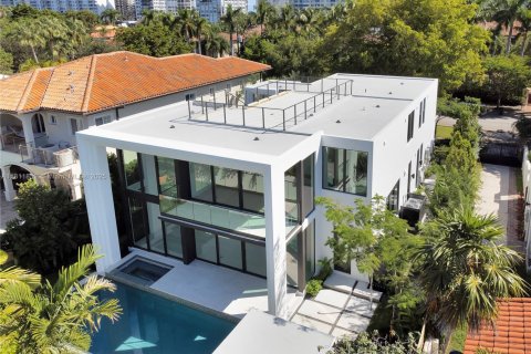 House in Miami Beach, Florida 5 bedrooms, 377.37 sq.m. № 1772697 - photo 9