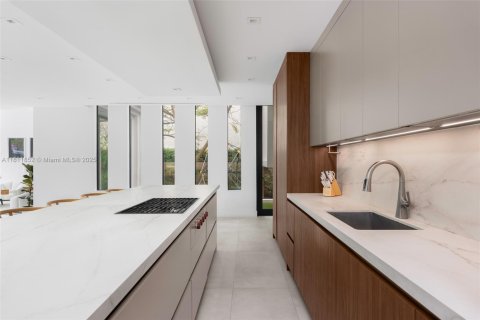 House in Miami Beach, Florida 5 bedrooms, 377.37 sq.m. № 1772697 - photo 22