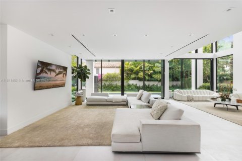 House in Miami Beach, Florida 5 bedrooms, 377.37 sq.m. № 1772697 - photo 14