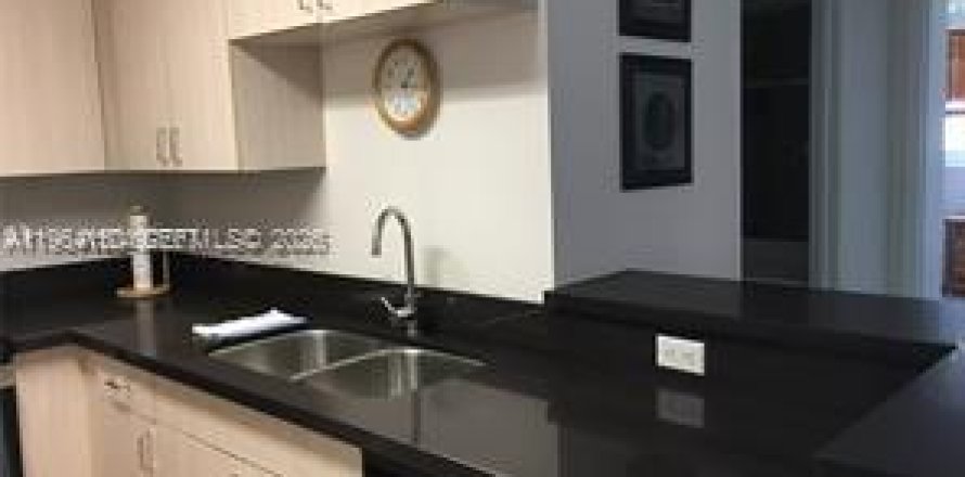 Кондоминиум с 2 спальнями в Майами, Флорида № 2026571