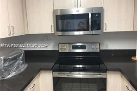 Снять в аренду кондоминиум в Майами, Флорида 2 спальни, 86.4м2, № 2026571 - фото 4