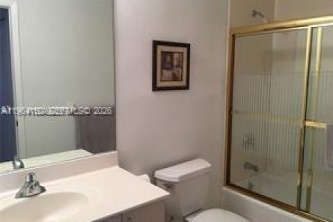 Снять в аренду кондоминиум в Майами, Флорида 2 спальни, 86.4м2, № 2026571 - фото 3