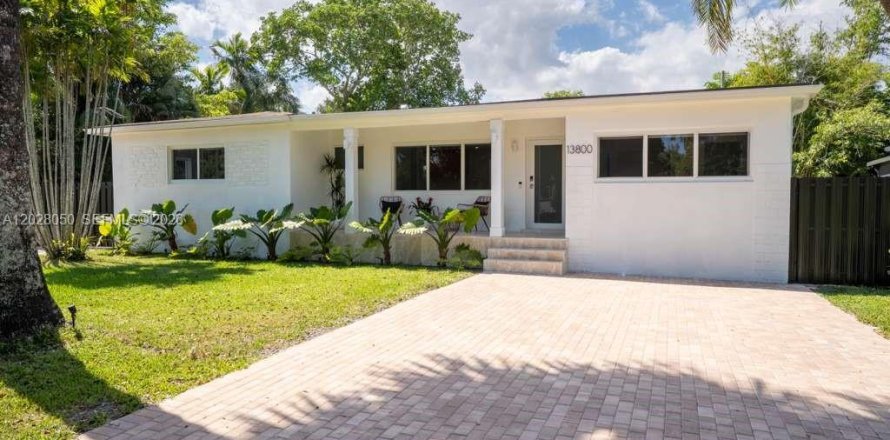 House in Miami, Florida 3 bedrooms, 148.83 sq.m. № 2257717