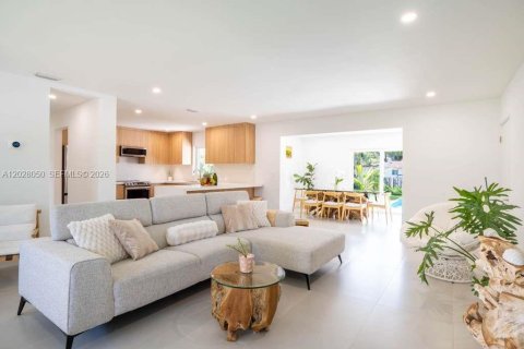 House in Miami, Florida 3 bedrooms, 148.83 sq.m. № 2257717 - photo 4