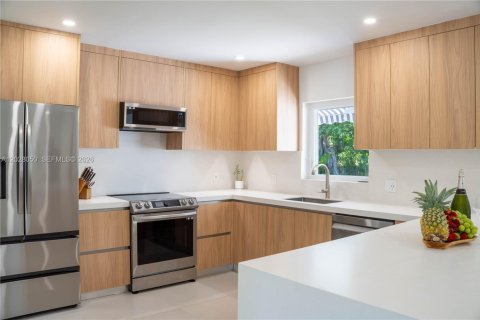 House in Miami, Florida 3 bedrooms, 148.83 sq.m. № 2257717 - photo 10