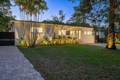 House in Miami, Florida 3 bedrooms, 148.83 sq.m. № 2257717 - photo 2