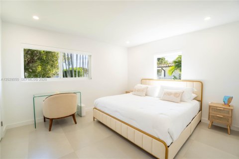House in Miami, Florida 3 bedrooms, 148.83 sq.m. № 2257717 - photo 9