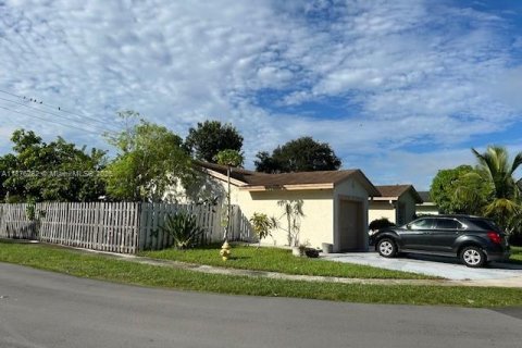 Villa ou maison à louer à Sunrise, Floride: 2 chambres, 128.67 m2 № 1921149 - photo 2