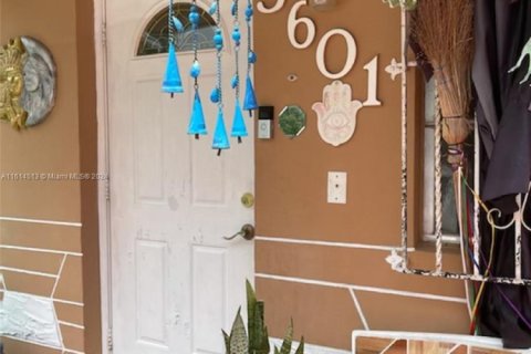 Villa ou maison à vendre à Miami, Floride: 4 chambres, 162.02 m2 № 1984100 - photo 1