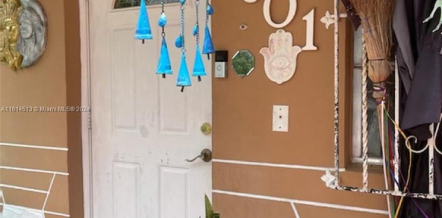 Villa ou maison à Miami, Floride 4 chambres, 162.02 m2 № 1984100