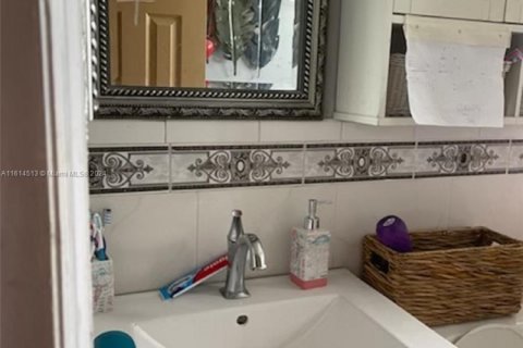 Villa ou maison à vendre à Miami, Floride: 4 chambres, 162.02 m2 № 1984100 - photo 8