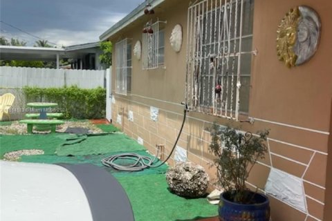 Villa ou maison à vendre à Miami, Floride: 4 chambres, 162.02 m2 № 1984100 - photo 2