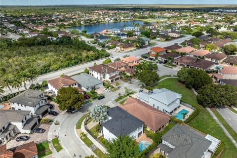 Villa ou maison à vendre à Miami, Floride: 4 chambres, 282.7 m2 № 2189268 - photo 8