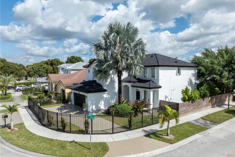 Villa ou maison à vendre à Miami, Floride: 4 chambres, 282.7 m2 № 2189268 - photo 4