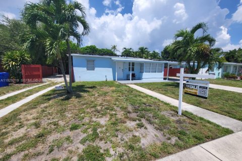 Casa en venta en Pompano Beach, Florida, 4 dormitorios, 118.08 m2 № 1987751 - foto 1