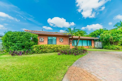 House in Fort Lauderdale, Florida 4 bedrooms, 191.66 sq.m. № 2300674