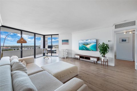 Condo in Miami, Florida, 2 bedrooms  № 1871290 - photo 1
