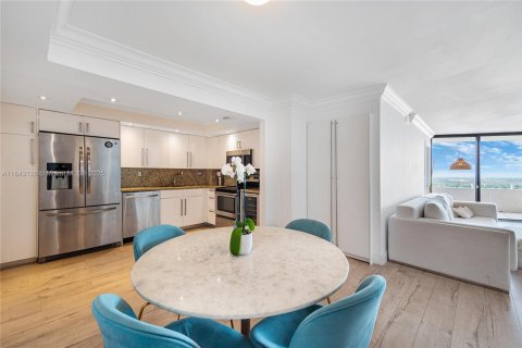 Condo in Miami, Florida, 2 bedrooms  № 1871290 - photo 2