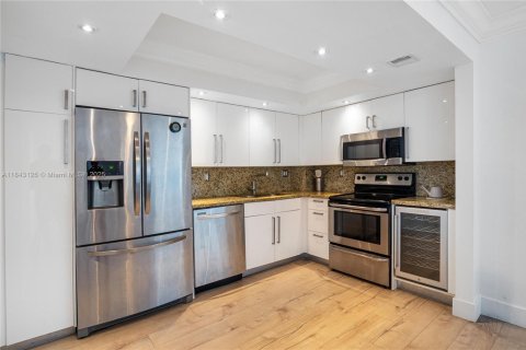Condo in Miami, Florida, 2 bedrooms  № 1871290 - photo 4