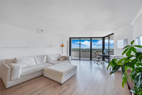 Condo in Miami, Florida, 2 bedrooms  № 1871290 - photo 9