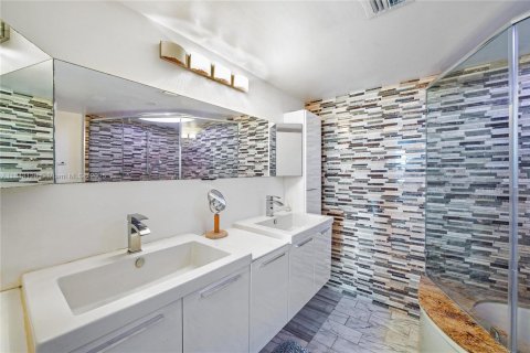 Condo in Miami, Florida, 2 bedrooms  № 1871290 - photo 17