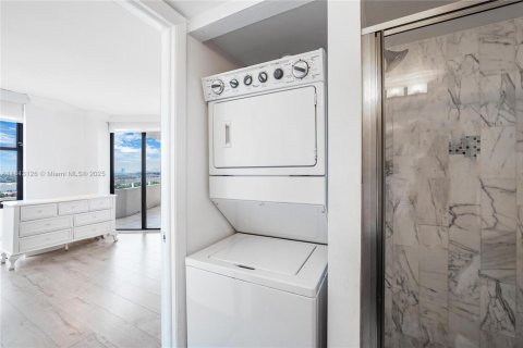 Condo in Miami, Florida, 2 bedrooms  № 1871290 - photo 24