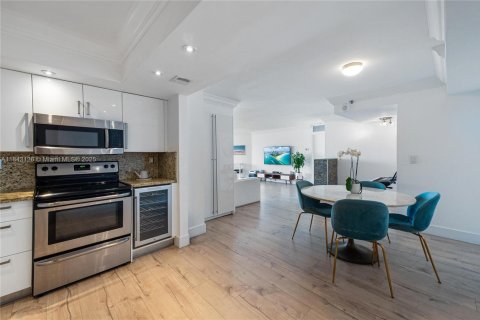 Condo in Miami, Florida, 2 bedrooms  № 1871290 - photo 3