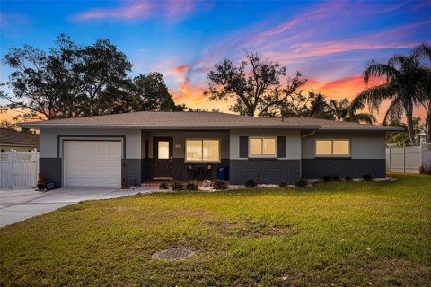 Casa en venta en Largo, Florida, 4 dormitorios, 177.54 m2 № 1902125 - foto 1