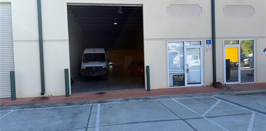 Propiedad comercial en DeLand, Florida 182.09 m2 № 2099519
