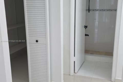 Condo in Miami, Florida, 1 bedroom  № 1826038 - photo 8