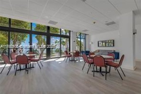 Condo in Miami, Florida, 1 bedroom  № 1826038 - photo 13