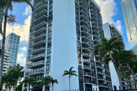 Condo in Miami, Florida, 1 bedroom  № 1826038 - photo 17