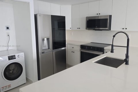 Condo in Miami, Florida, 1 bedroom  № 1826038 - photo 6