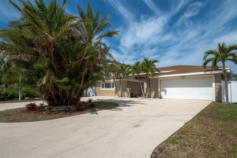 Casa en alquiler en Belleair Beach, Florida, 5 dormitorios, 294.31 m2 № 2233425 - foto 4