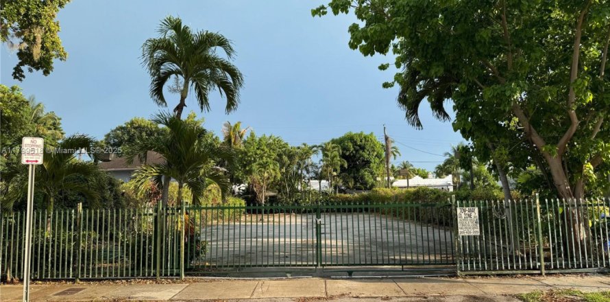 Terreno en Miami, Florida № 1711703